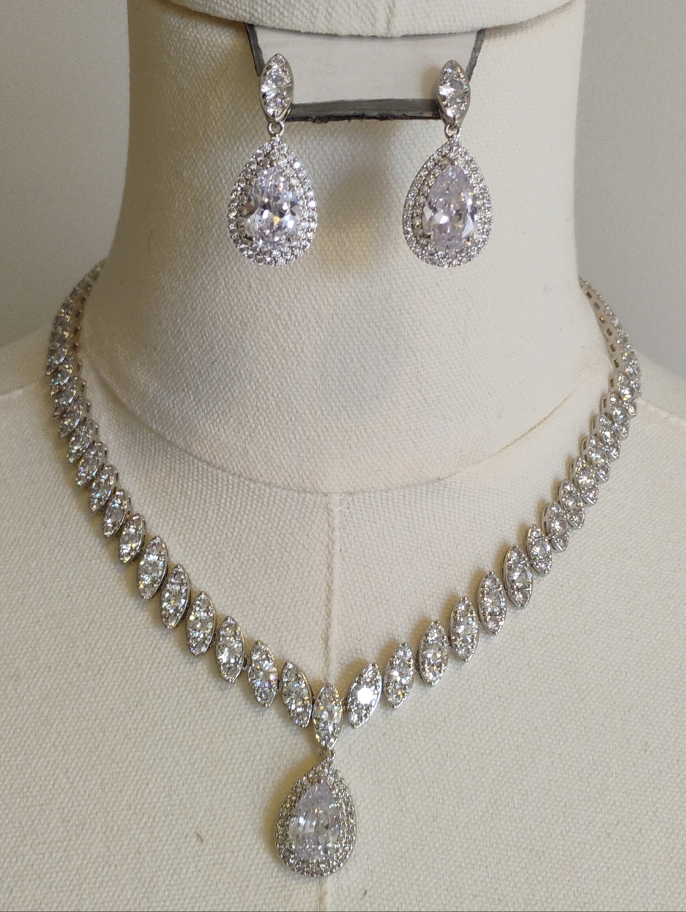 Silver-Tone Rhinestone Crystal Pear Drop Earrings Necklace Set